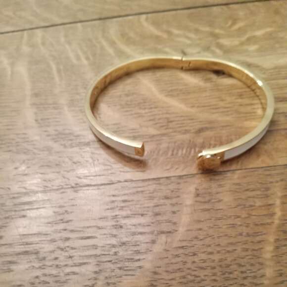 NWOT Kate Spade Signed Heritage Thin Bangle Bracelet Gold Tone White Enamel - Picture 3 of 4
